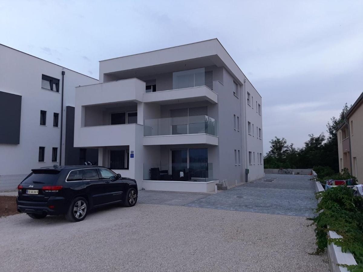 B & R Summer Breeze Apartments Nin Buitenkant foto
