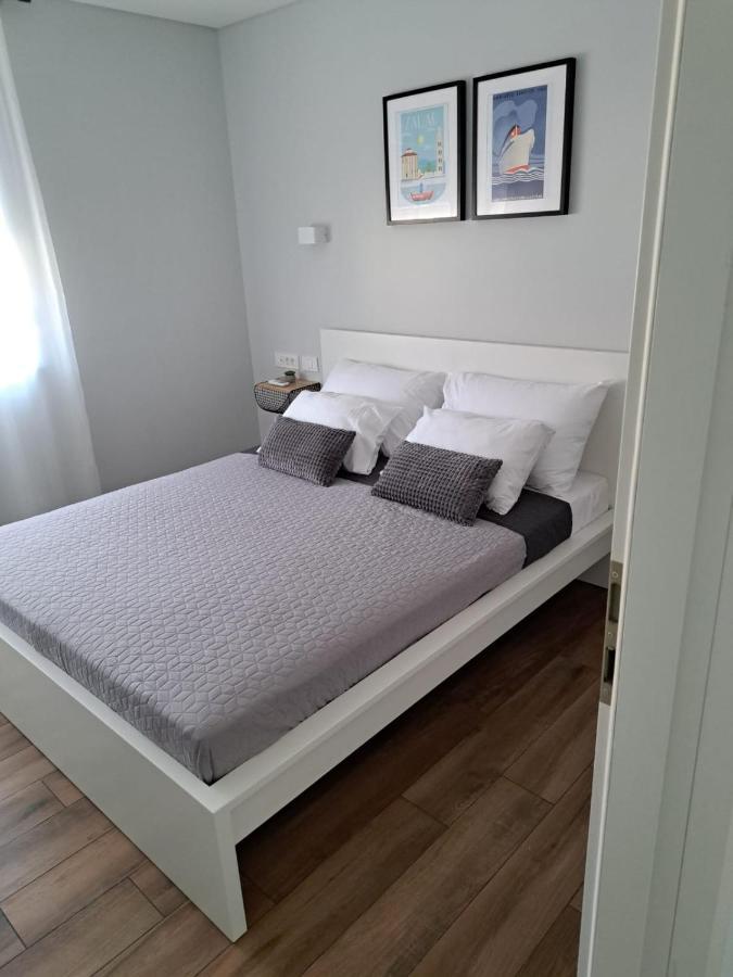 B & R Summer Breeze Apartments Nin Buitenkant foto