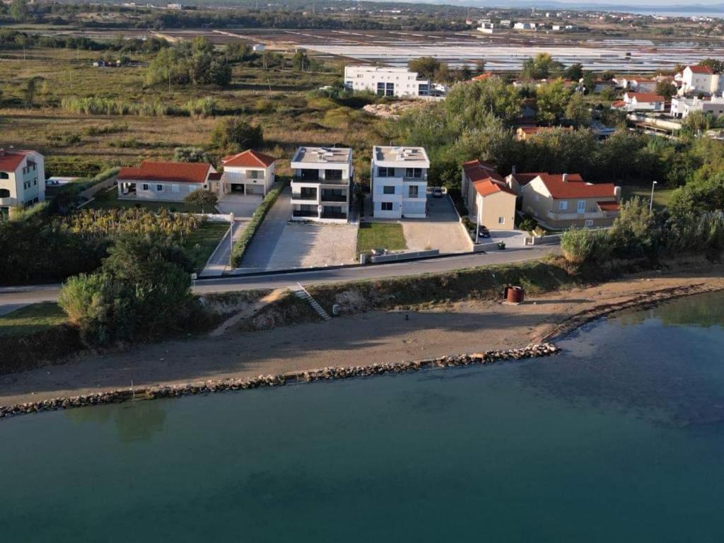 B & R Summer Breeze Apartments Nin Buitenkant foto