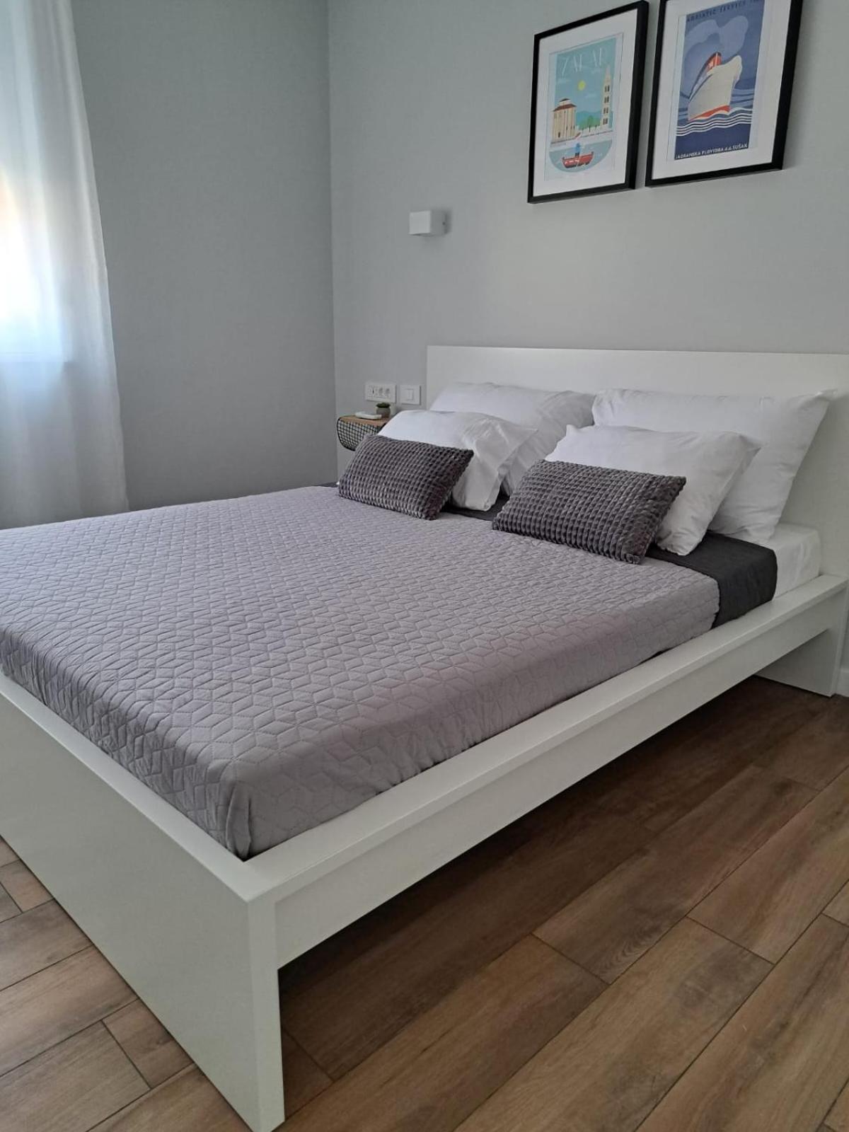 B & R Summer Breeze Apartments Nin Buitenkant foto