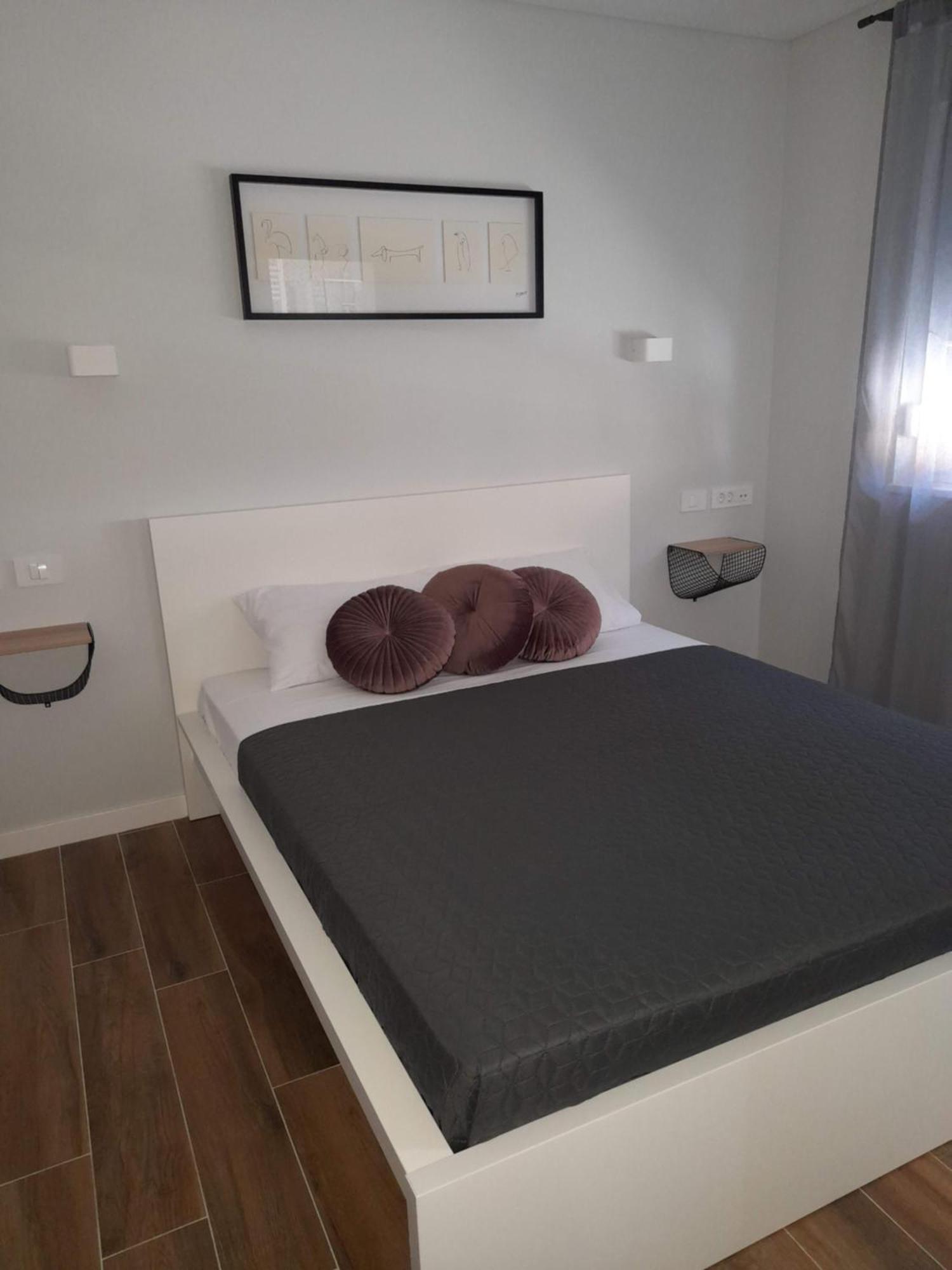 B & R Summer Breeze Apartments Nin Buitenkant foto