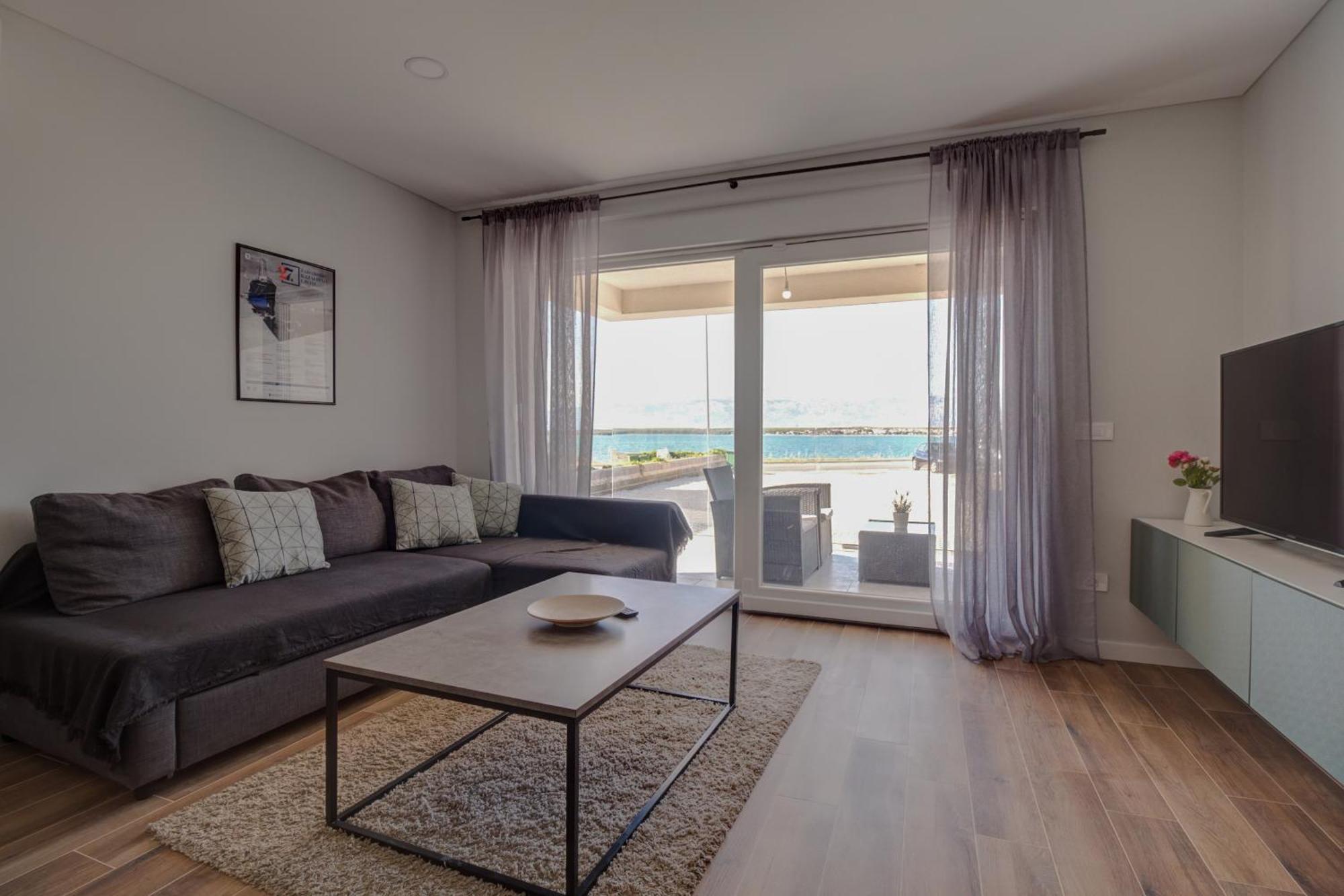 B & R Summer Breeze Apartments Nin Buitenkant foto
