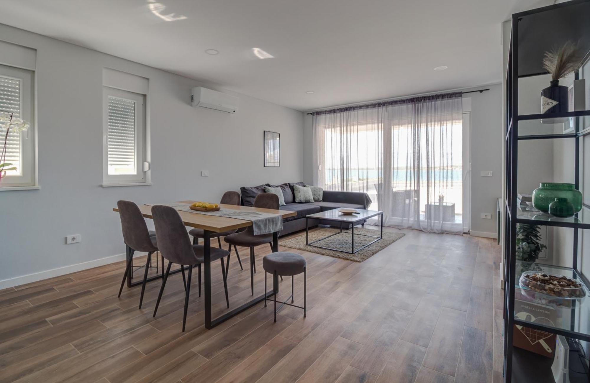 B & R Summer Breeze Apartments Nin Buitenkant foto