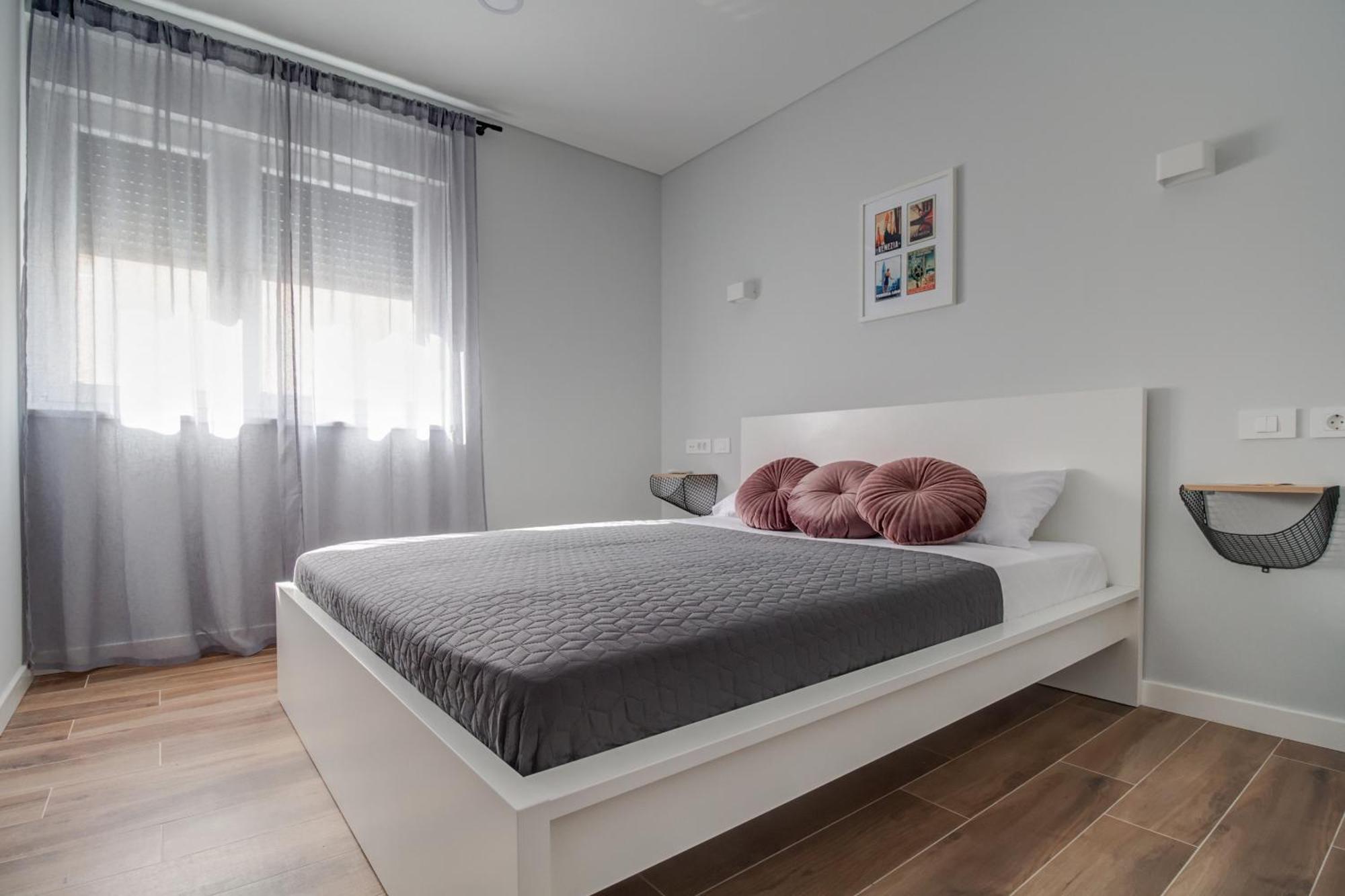 B & R Summer Breeze Apartments Nin Buitenkant foto